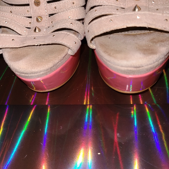 Vintage ALDO Neon Pink and Tan Ankle Strap Gold Studded Platforms Size 8.5 - Picture 11 of 15